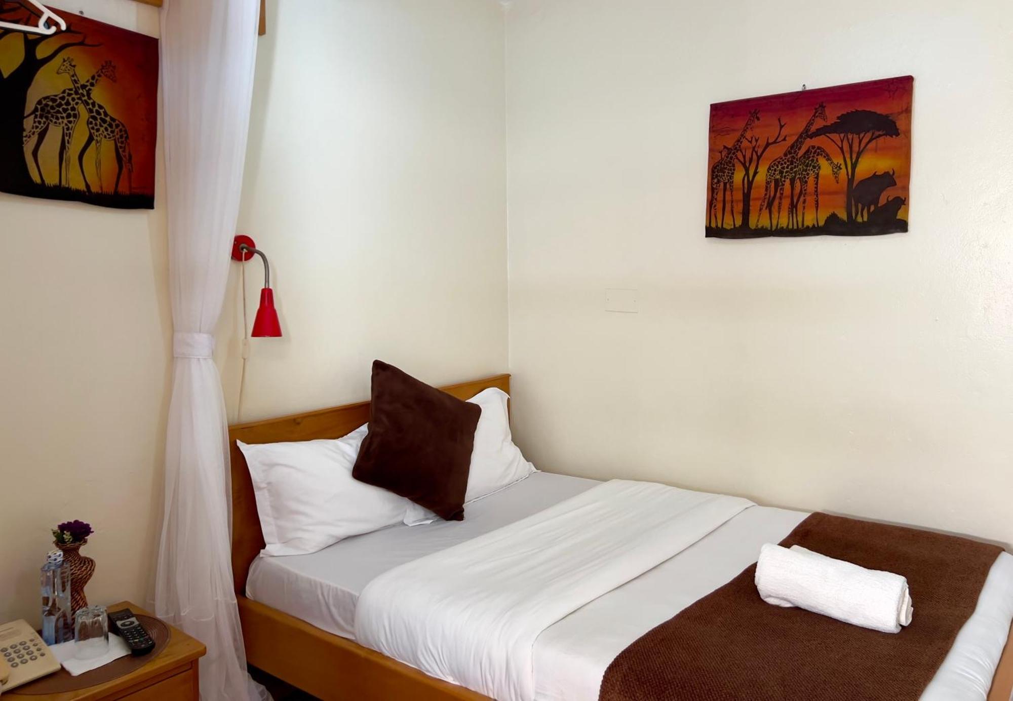 Sunset Hotel Entebbe Buitenkant foto