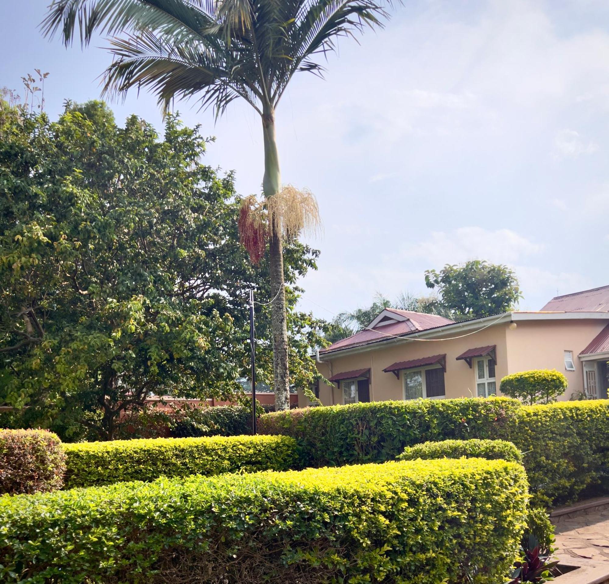 Sunset Hotel Entebbe Buitenkant foto