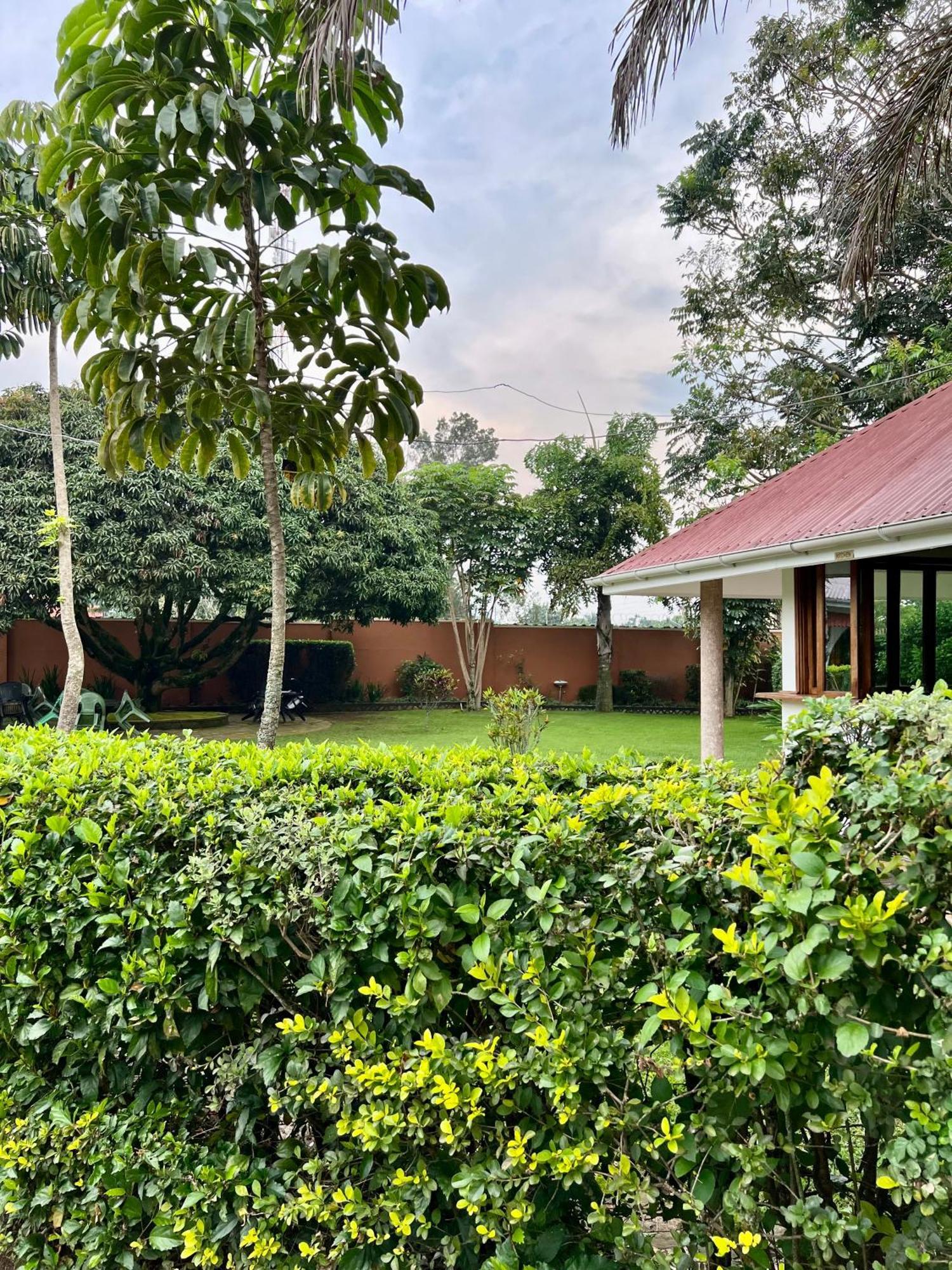 Sunset Hotel Entebbe Buitenkant foto
