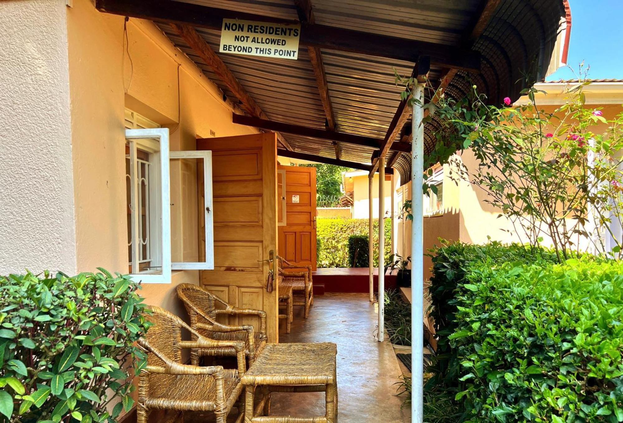 Sunset Hotel Entebbe Buitenkant foto